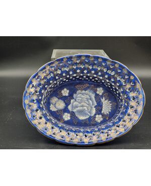 Blue and gold openwork porcelain bowl with apocryphal Qianlong seal – China, early 20th century