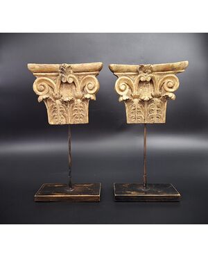 Coppia di capitelli corinzi in legno intagliato, XIX secolo.
