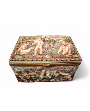Large Capodimonte porcelain box
