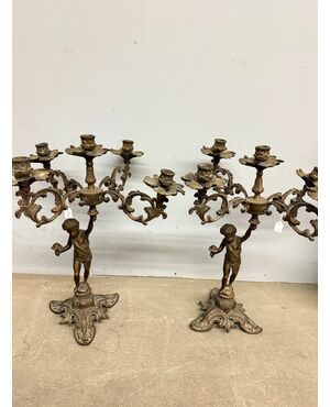 Coppia di candelabri/candelieri bronzo '900 a cinque fiamme con putti, 52x42cm