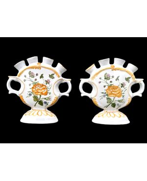 Coppia di vasi tulipaniere in maiolica a decoro floreale.Moustiers.Francia.
