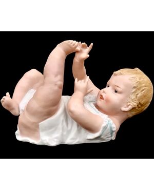 Bimbo in porcellana bisquit policroma.Manifattura Heuback.Germania.