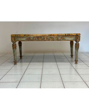 Tavolino intagliato laccato dorato Napoleone III con piano in marmo