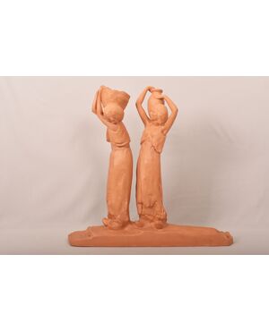 SCULTURE ART DECO IN TERRACOTTA, DONNE CON ANFORA, AMEDEO GENNARELLI, SCULTORE ITALIANO. (STTE98)