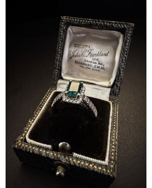 Anello  con Smeraldo  e  Diamanti
