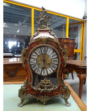 Orologio da tavolo Boulle in bronzo finemente cesellato prima metà 1900 Francia