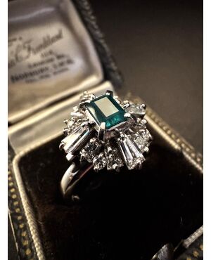 Anello  in  Platino  con  Smeraldo  e  Diamanti