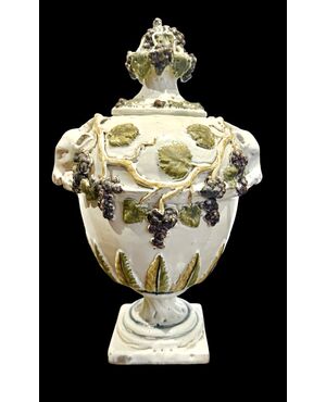 Vaso in maiolica con coperchio decorato con frutta in rilievo.Dallari,Sassuolo.