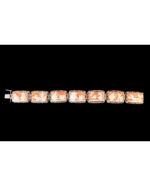Bracciale in argento con sette cammei con scene neoclassiche.