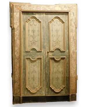 PTL470 - N. 2 porte a due battenti laccate, con telaio, epoca '700, luce cm L 115 x H 222