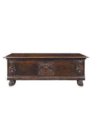 Cassapanca in legno di noce intagliato. Italia, XVII secolo.