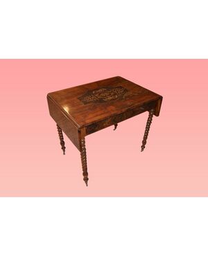 Tavolino con alette intarsiato stile Carlo X francese del 1800 in legno di noce fiammato