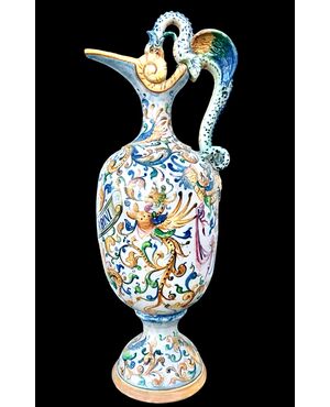 Vaso-versatoio in maiolica decorato a raffaellesche e busto di soldato.Urbino.
