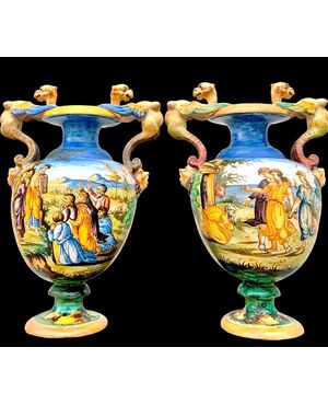 Coppia di vasi in maiolica con manici a decoro istoriato stile Urbino.Marca S.C.A Pesaro