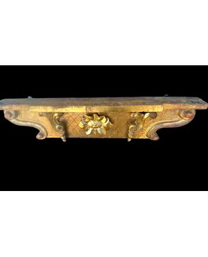Fregio applique in legno intagliato e foglia oro con decoro rocaille e floreali.
