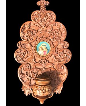 Acquasantiera in legno scolpito con motivi vegetali stilizzati e miniatura.Madonna con Bambino.