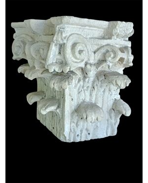 Antico capitello in pietra del XVIII secolo