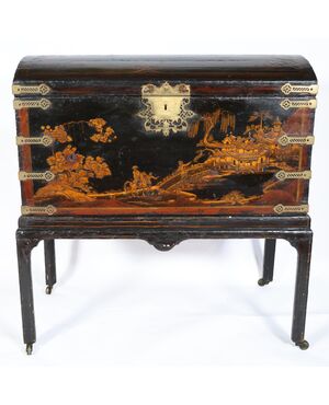 Baule in legno laccato, decorato a scene a chinoiseries, Inghilterra, XVIII-XIX secolo