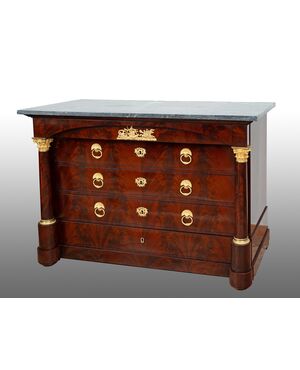 Cassettone antico Impero Francese in piuma di mogano con piano in marmo grigio bardiglio. Periodo inizio XIX secolo.