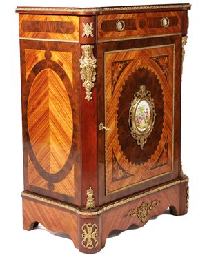 Credenza in legno in palissandro, intarsi in varie essenze, placche in porcellana e finiture in bronzo dorato, Francia, fine XIX secolo