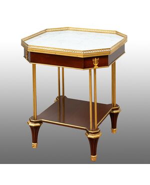 Tavolino antico ottagonale Napoleone III in mogano con innesti di elementi in bronzo dorato. Francia XIX secolo.