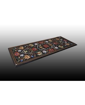 Tavolo italiano in marmo nero con pietre dure motivo floreale