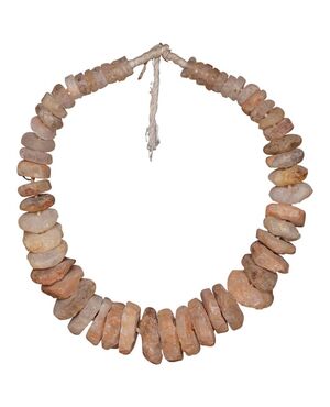 Antica collana in acquamarina grezza, montata su pannello in legno - O/4907 -