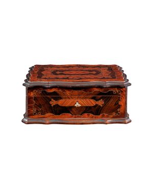 Scatola in legno intagliato e lastronato. Italia, inizi XX secolo.