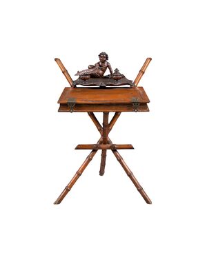 Tavolino scrittoio in legno finemente intagliato - Bottega di Valentino Panciera Besarel. Venezia, XIX secolo.