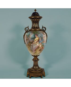 Grande vaso Francese nello stile di Sèvres, montatura in bronzo dorato. Dipinto firmato F. Bellanger. Fine XIX secolo
