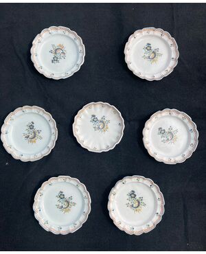Sette piatti in maiolica con decoro a ‘fiori e rocaille’.Manifattura Dallari,Sassuolo 