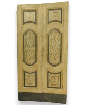 PTL434 - Lacquered door with painted panels, 18th century, dimensions cm W 118 x H 224