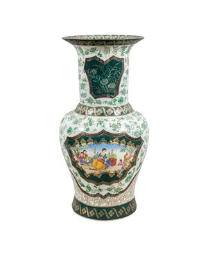 Vaso da centro in porcellana dipinta. Canton Cina, inizi XX secolo.
