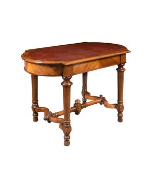 Tavolino lastronato in legno di noce. Italia, XIX secolo.