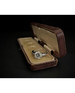 Ring - solitaire with central diamond of 2.90 ct.     