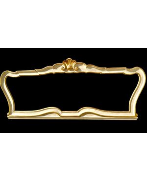 Testiera letto in legno scolpito con motivi rocaille color crema e oro.