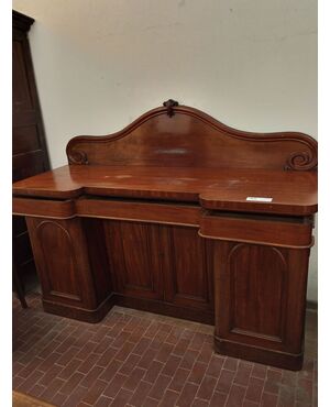 Credenza mossa in mogano con quattro sportelli