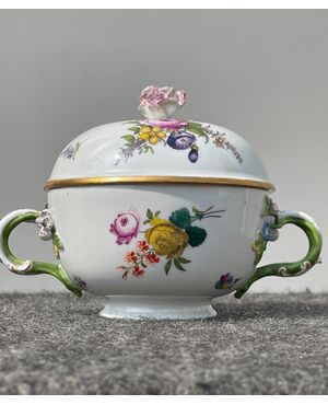Cup with lid in porcelain with floral decoration.Meissen     