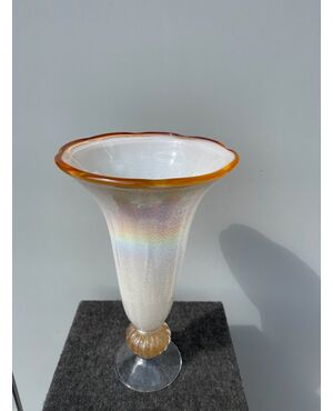 Vaso a tromba in vetro incamiciato  con inclusioni di polveri metalliche e effetto iridescente.Murano