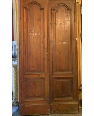 pts747 - n. 3 doors in larch, second half of the 19th century, measuring 110 x 230 cm     