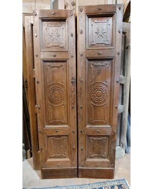 ptci358 door in walnut with carved decorations, meas. 96 x 211 x 6.5 cm     