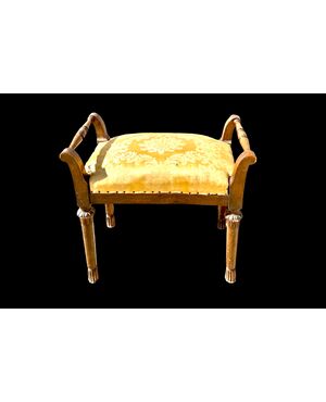 Panchetta in noce con prese e gambe tornite con motivi geometrici.