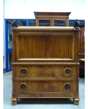 Cabinet in noce Biedermaier prima metà XIX sec. con sculture e carrilion