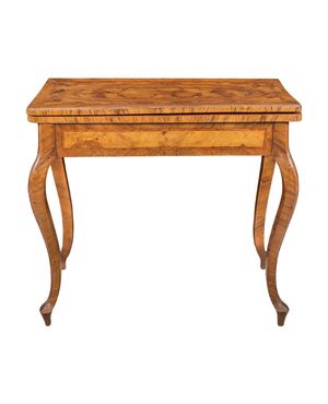 Tavolino da gioco lastronato in legno di ulivo. Toscana, XVIII secolo.