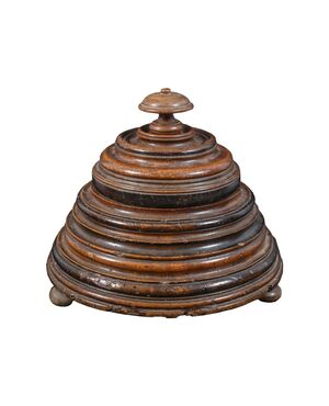 Finely turned wooden box. East India Company, 17th century.