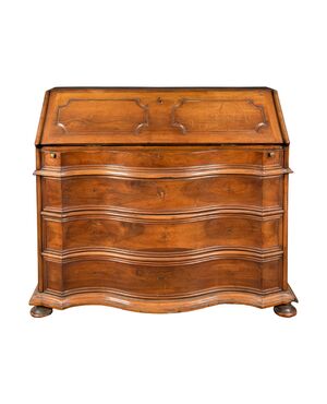 Walnut chest of drawers with drop-leaf. Italy, 18th century.