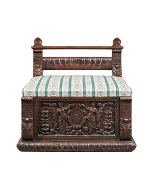 Carved and sculpted wooden bench. Italy, 17th century.