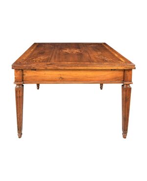 Extendable inlaid wood dining table. Piacenza, second half of the 18th century.