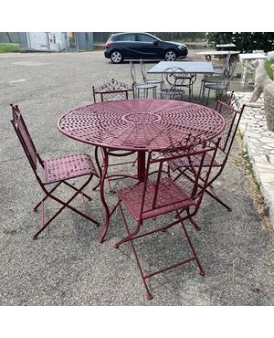 Round table and 4 vintage 70s wrought iron chairs in purple-red color. Diameter 120 cm.