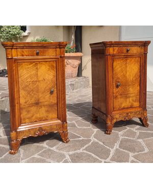 Pair of Carlo X walnut veneer bedside tables, 1820